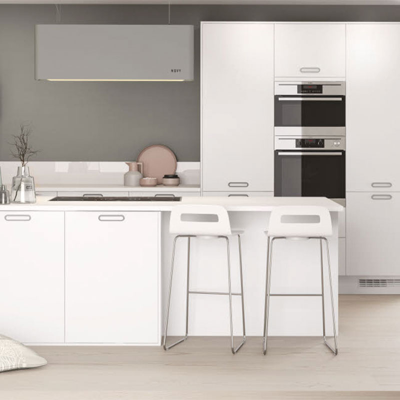 Moderne hvitt kjøkken med øy, to barkrakker, grå vegg, integrerte ovner og rosa dekor.