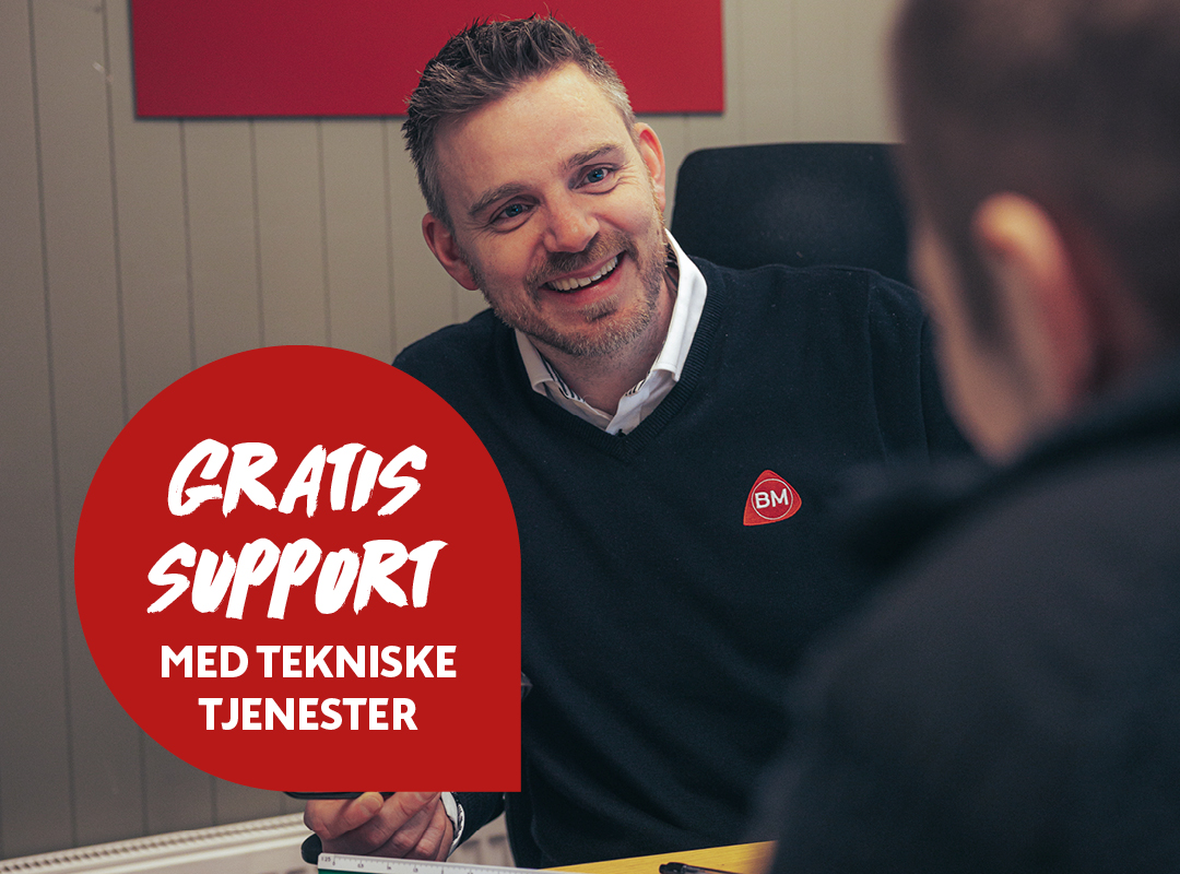 Mann i kontor med svart BM-genser, rød boble med «Gratis support med tekniske tjenester»