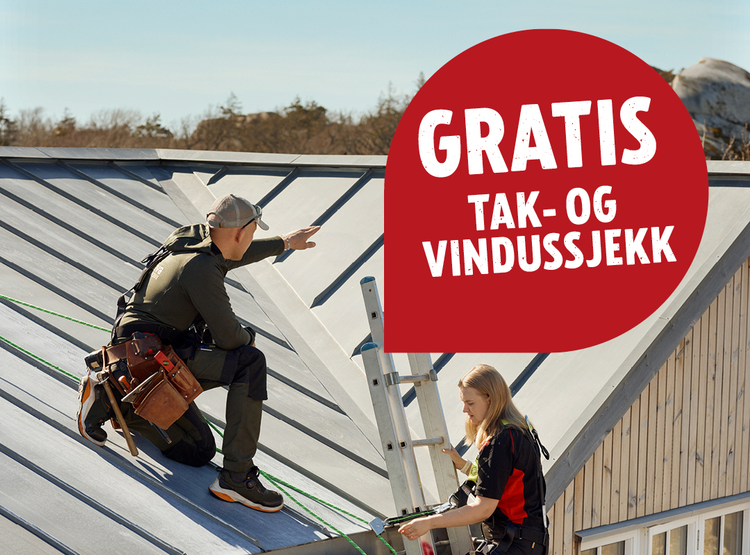 To takarbeidere i sikkerhetsutstyr på grått metalltak, rød taleboble “Gratis tak- og vindussjekk”