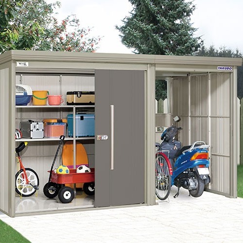 Åpen beige garasje med redskapshyller og barneleker til venstre, blå scooter og sykkel til høyre.