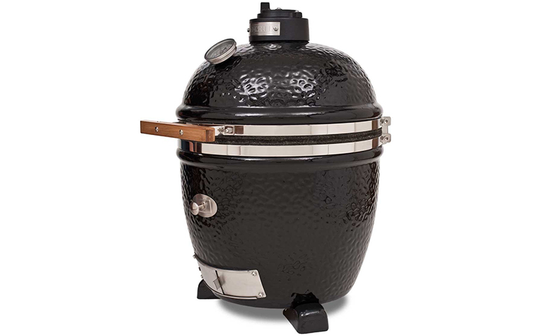 Svart keramisk kamado-grill med sølv metallbånd, trehåndtak og innebygd termometer.