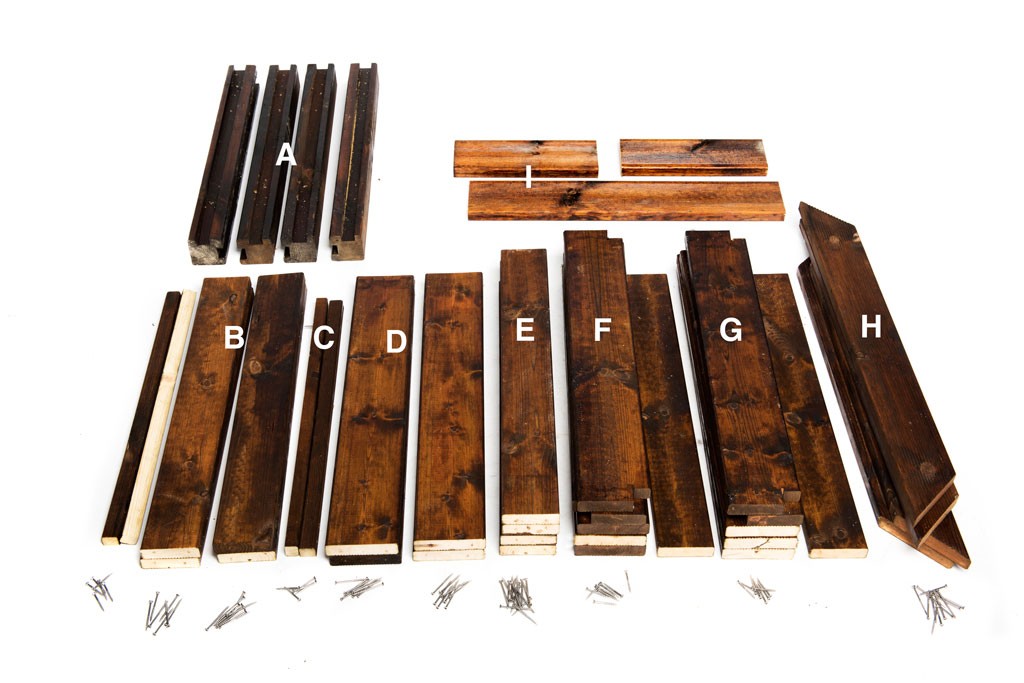 Rader med mørkbrune treplanker (merket A–H) og tilhørende spiker på hvit bakgrunn.