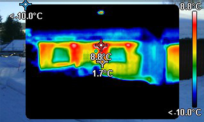 Termisk bilde av modulbygg med kalde blå soner, varme gule/røde områder og 8,8 °C i midten