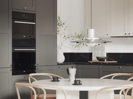 Lyst kjøkken, grå/beige skap, sort marmor-bakvegg, rundt hvitt bord med mokkakanne og krus