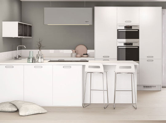 Moderne hvitt kjøkken med kjøkkenøy, to hvite barkrakker, grå vegg og innebygde skap