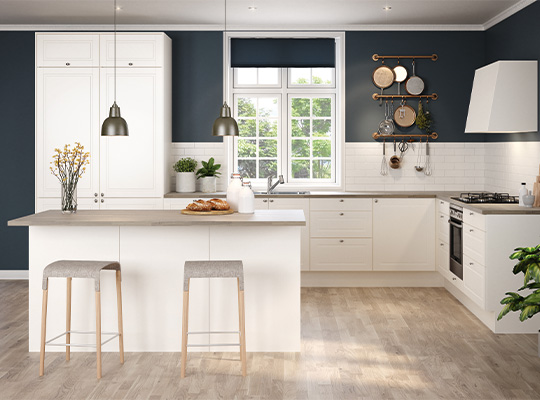 Moderne hvitt kjøkken med blå aksentvegg, kjøkkenøy med to barstoler, pendellamper og vindu