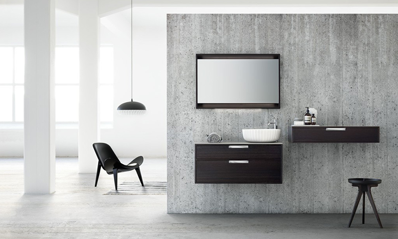 Moderne baderom med vegghengt mørkt treskap, hvit bollevask, rektangulært speil og svart stol