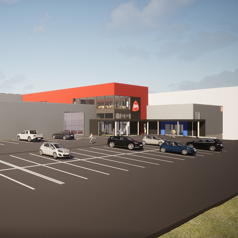 Moderne grå butikk med rød BM-logo, stor parkeringsplass med biler og gående kunder.