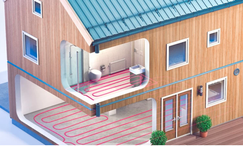 Tverrsnitt av toetasjes trehus med blått tak, røde gulvvarmerør, bad med dusj, toalett og vask