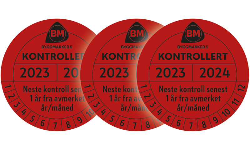 Tre overlappende røde sirkulære inspeksjonsklistremerker med svart BM-logo, årstall og månedsring