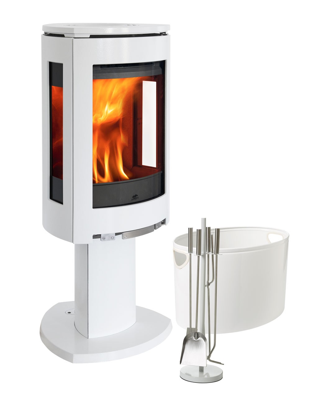 Hvit, rund vedovn på sokkel med oransje flamme, hvit vedbøtte og sølvverktøy