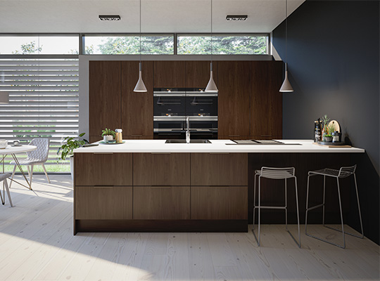 Moderne kjøkken med mørke trefronter, hvit øy med barstoler, hengelamper og vindu mot hage.