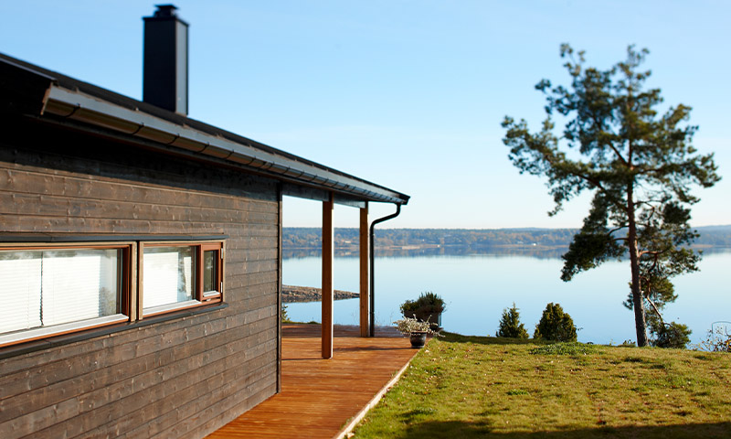 beiset hytte i kastanjebrunt med vakker utsikt