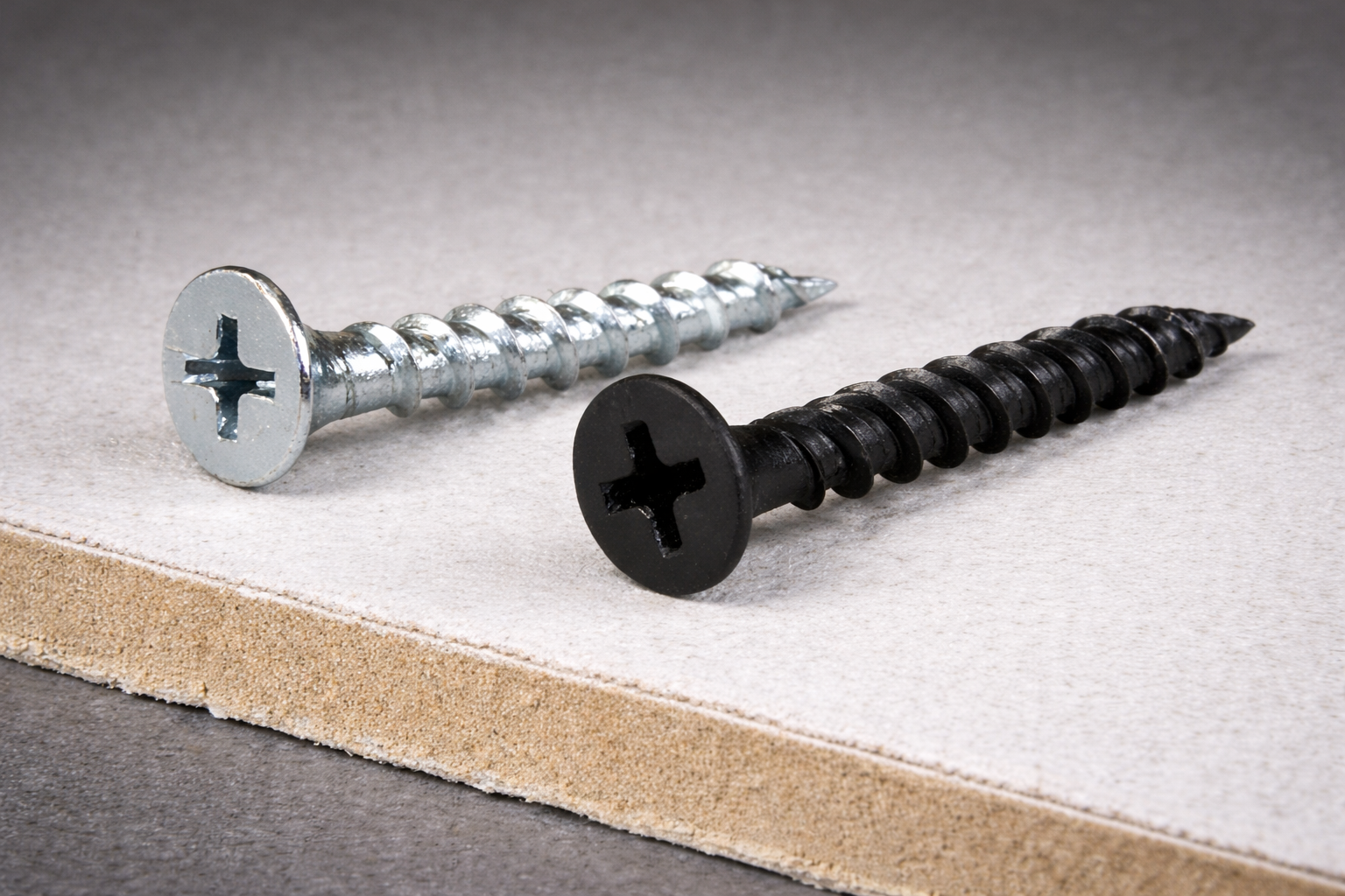 To skruer liggende på en gipsplate - Laget av ChatGPT