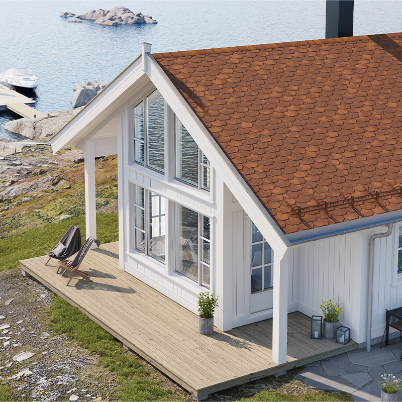 Hvit kysthytte med rødt tak, veranda med stol og planter, båt ved brygge og skjær.