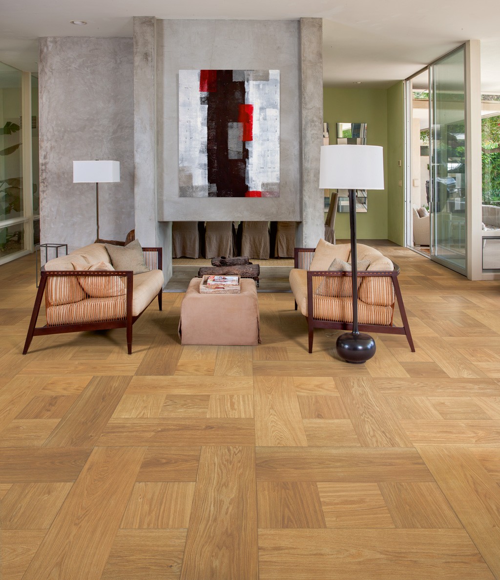 Moderne stue med lyst parkettgulv, betongpeis, abstrakt rødt-svart-hvitt maleri og beige sofaer