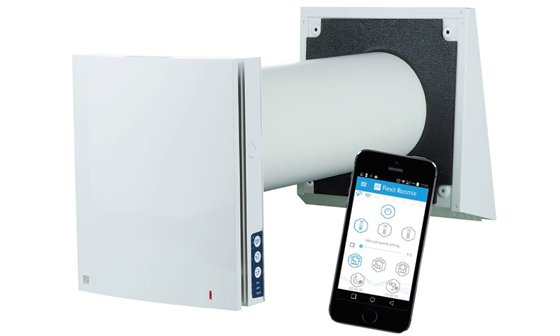 Hvit veggventil med rund kanal og svart isolasjonsplate, mobil med Flexit Roomie-app