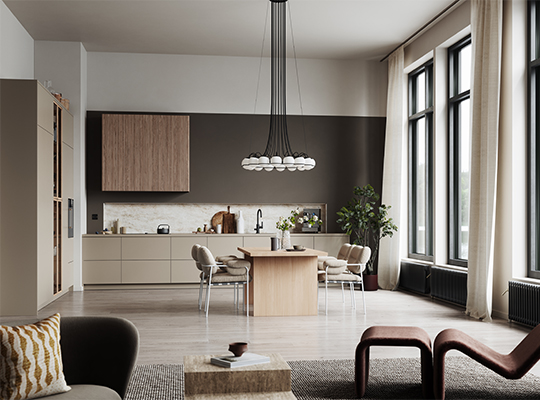 Lyst, romslig kjøkken-stue med beige skap, mørk vegg, trebord, svarte lamper og høye vinduer.