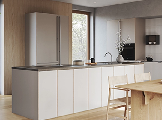 Moderne, minimalistisk kjøkken med hvite skap, grå benkeplate, tredetaljer og et kjøkkenøy med stol og trebord.