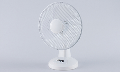 Hvit bordvifte med rundt metallgitter og tre svarte knapper på lys grå bakgrunn