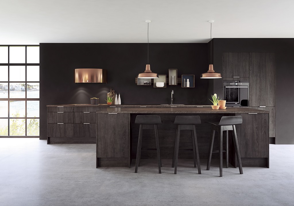 Moderne kjøkken med mørke treflater, svart øy med krakker, kobberpendler og sjøutsikt.