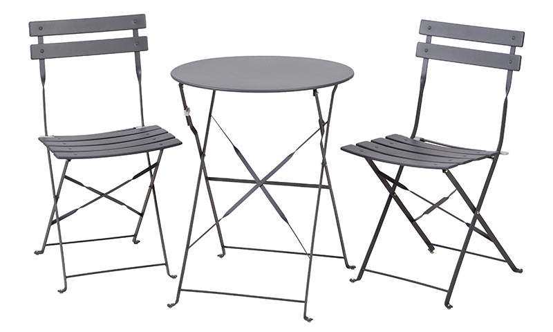 Grå sammenleggbart metallbord med to matchende stoler på hvit bakgrunn.