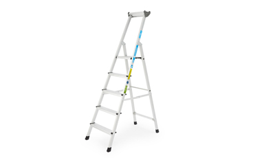 Aluminiumsstige i A-form med fem trinn og fargekoder i blått, gult og grønt