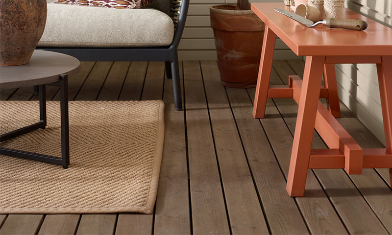 flott terrasse med jotun terrassebeis skyggebrun