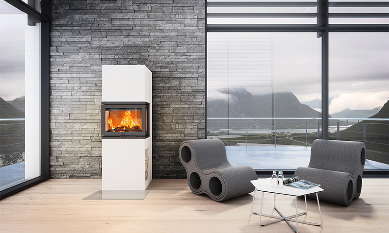 Moderne stue med hvit peis, flammende ild, store glassvinduer mot fjord, to grå designstoler