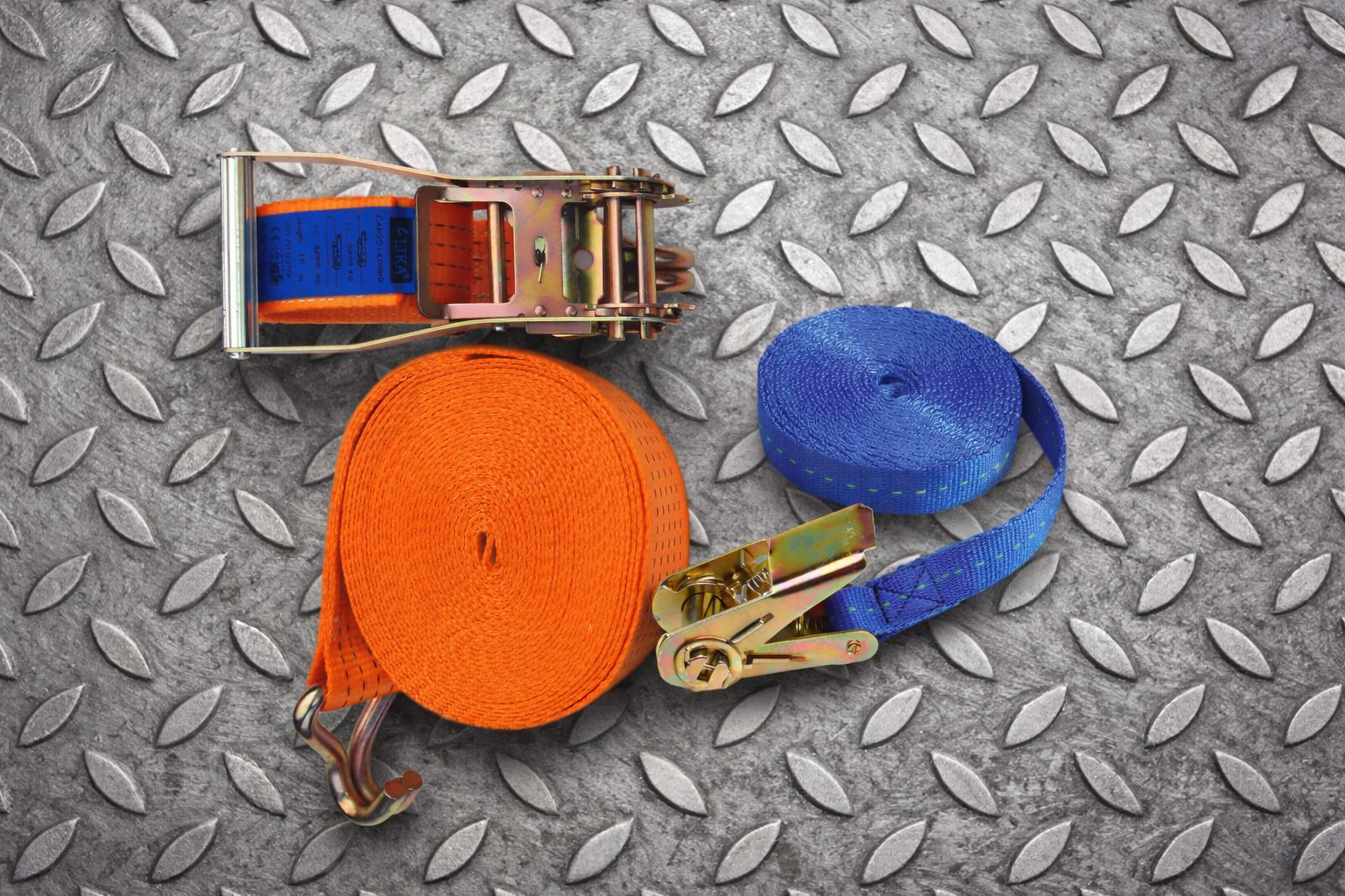 Jekkestropper på jernbakgrunn - Bildet er laget av Chatgpt