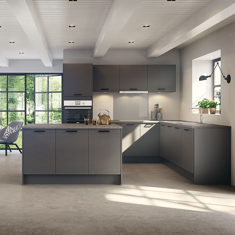 Moderne kjøkken med grå skap, kjøkkenøy, store vinduer mot grønn hage, dagslys.