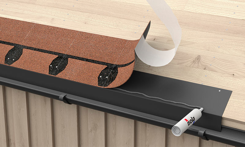 Brunt asfaltbelegg med svarte fester, Isola-rull på lyst tredekke ved takrenne.