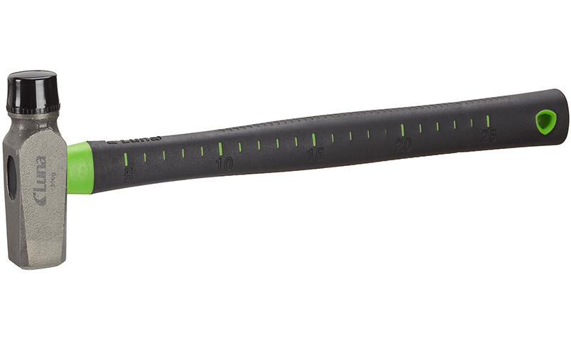 Lang sleggehammer med grått metallhode, sort skaft og grønne målestrekker.