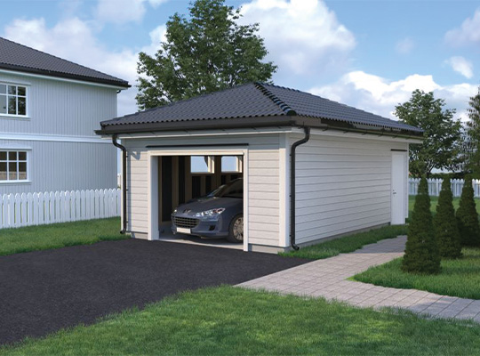 Hvit frittliggende garasje med grått tak, blå bil i åpen port, asfaltert innkjørsel og grønt gress.