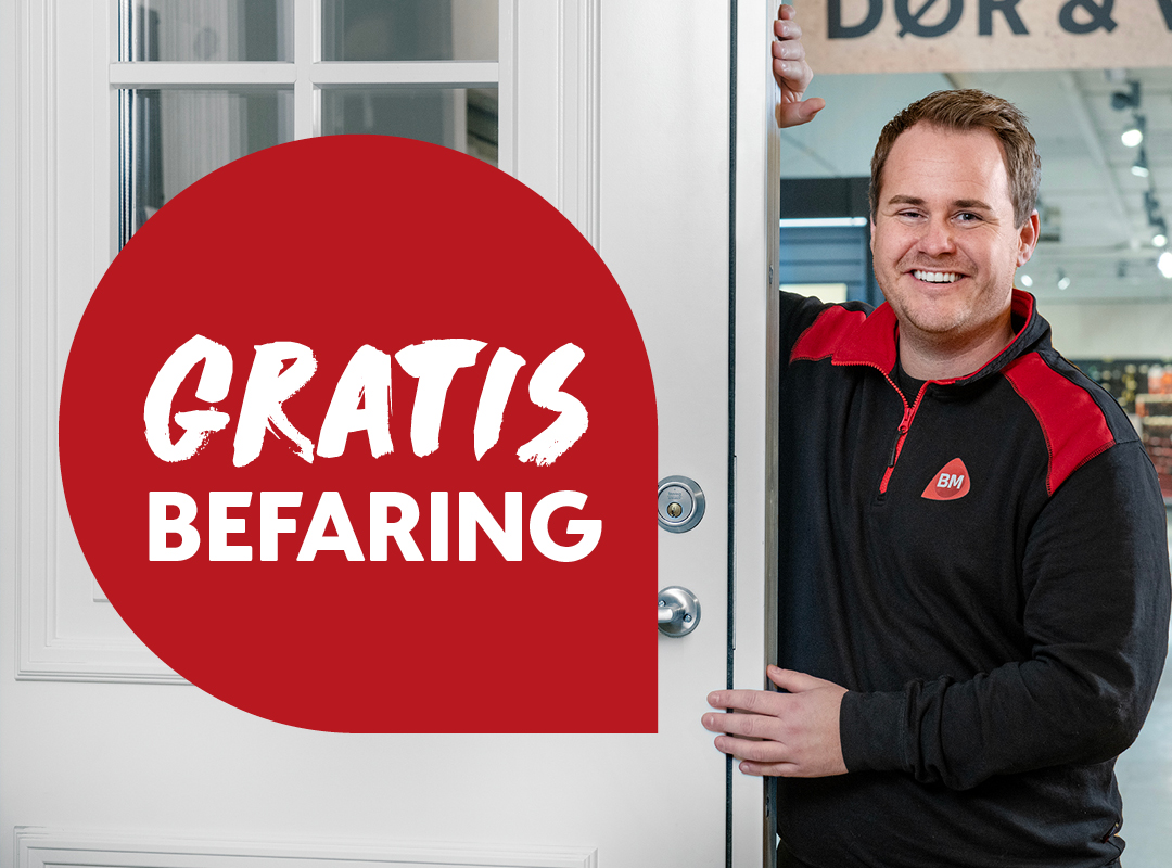 BM-ansatt i svart og rød uniform åpner hvit dør i butikk, rød sirkel med «Gratis befaring»