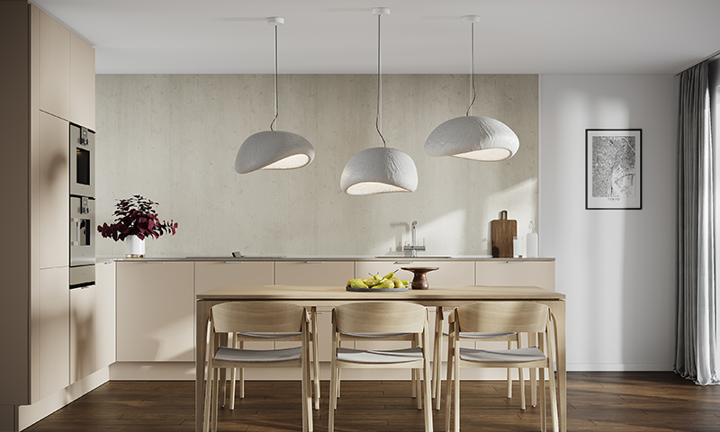 Beige minimalistisk kjøkken med trebord, seks lyse stoler, tre hvite pendellamper og frukt