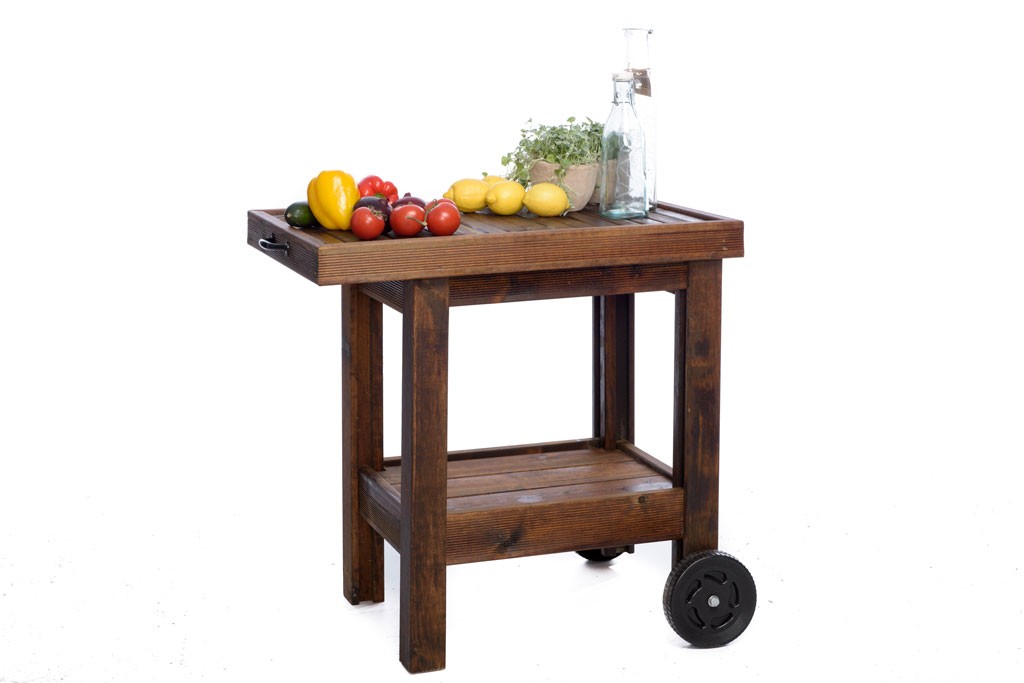 Rustikk mørkebrunt rullebord med cherrytomater, paprika, sitroner, urtepotte og glassflaske