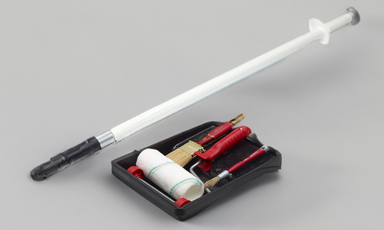 Malerull med hvit rull og forlengelsespinne, svart rullbrett med røde malerverktøy