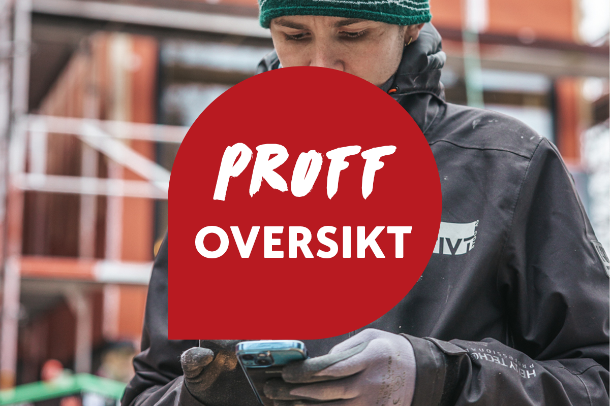 Arbeider i svart jakke med hansker ser på mobil foran byggeplass, rød sirkel med «PROFF OVERSIKT»
