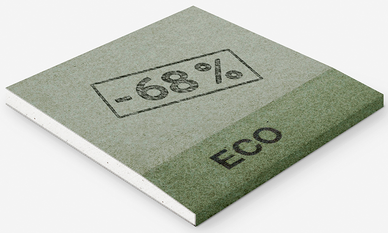 Skrått grønt brett med svarte trykk ‘-68%’ øverst og ‘ECO’ nederst