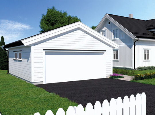 Hvit enebolig og garasje, asfaltert innkjørsel, grønt gress, hvit stakittgjerde under blå himmel