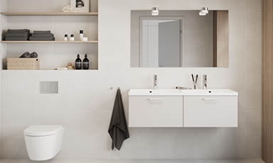 Lyst, hvitt, minimalistisk bad med dobbel servant under speil, hylle med håndklær og toalett.