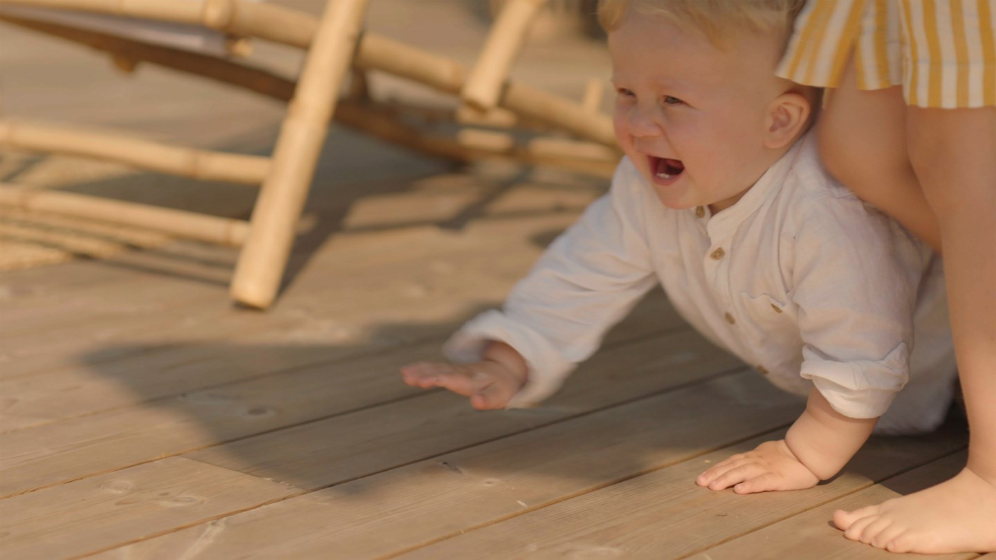 Byggmakker essve gutt-krabber-paa-terrasse