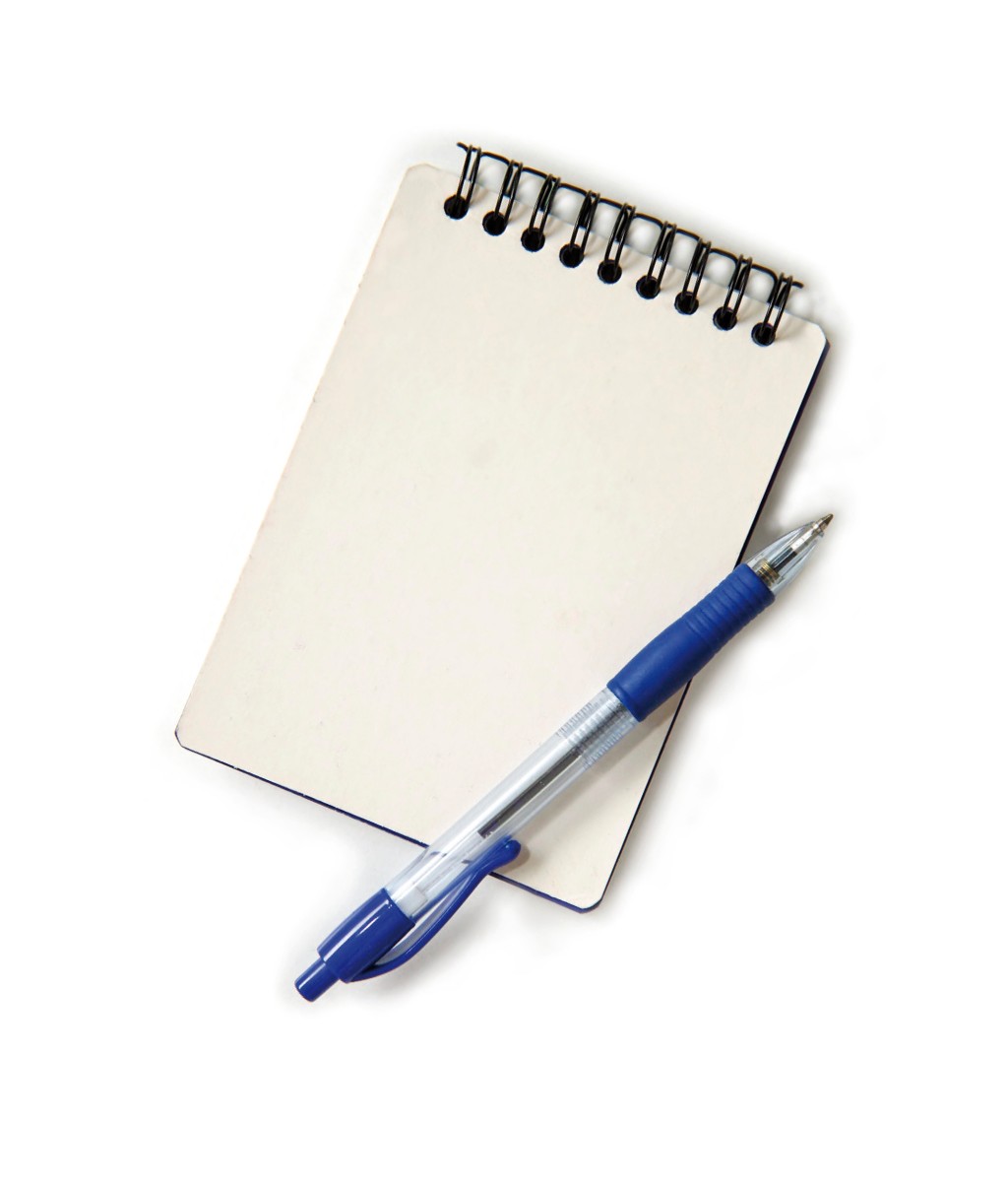 Spiralbundet notatblokk med blanke hvite sider og blå kulepenn på hvit bakgrunn.