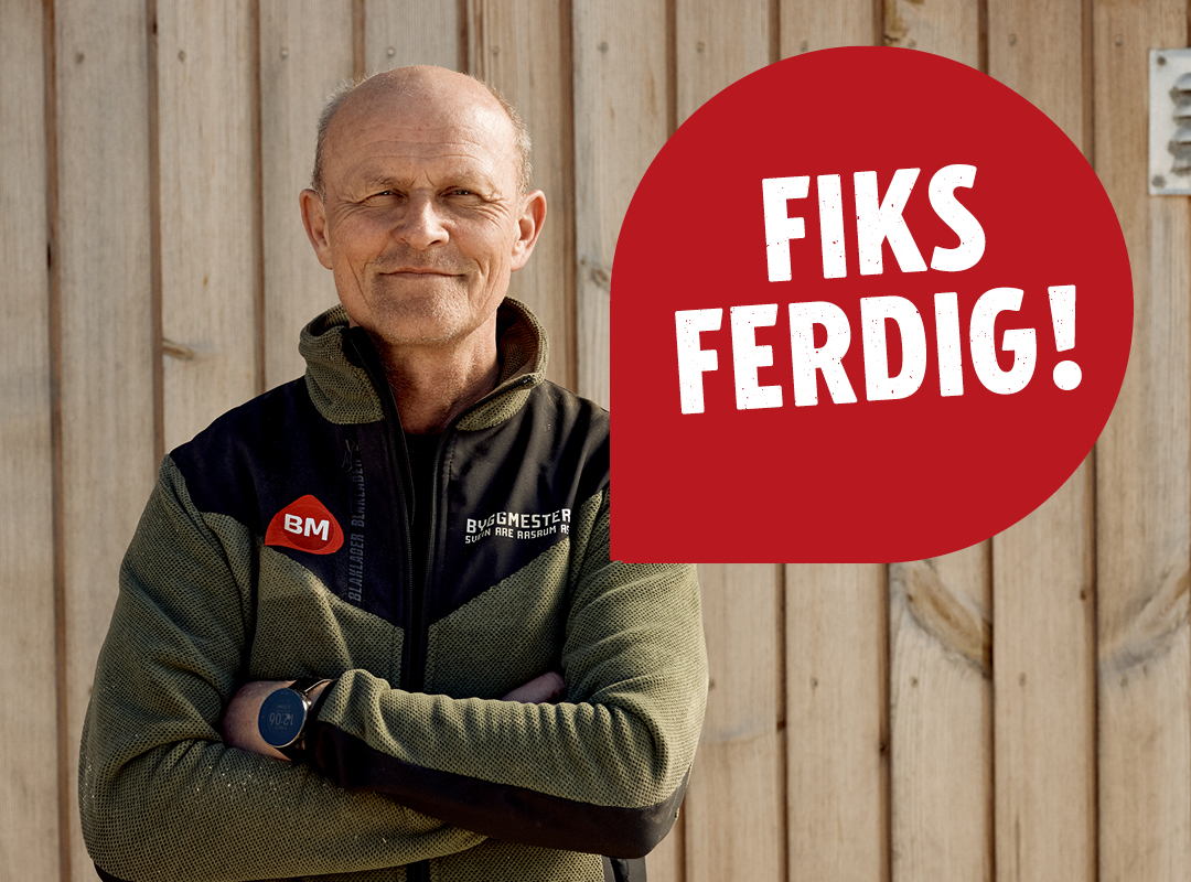 Arbeider i grønnjakke med rødt BM-merke foran lys trepanel og rød snakkeboble FIKS FERDIG!
