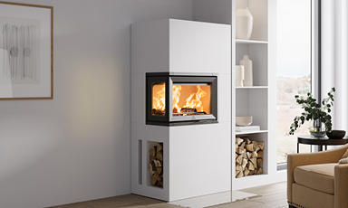 Hvit moderne peisovn med flammer og vedlager i lys stue med plante ved vindu.