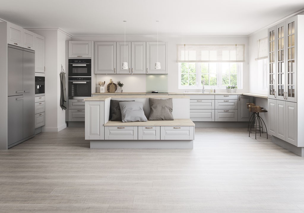 Lyst, moderne kjøkken med grå skuffer, eikebenk, vindu med sollys og putebelagt sittebenk