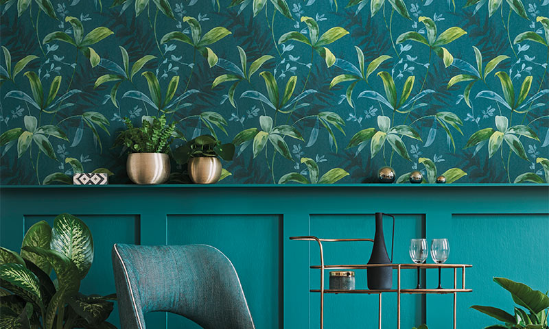 Tropisk turkis tapet med grønne blader, gullpotter på hylle, barvogn med karaffel og glass.