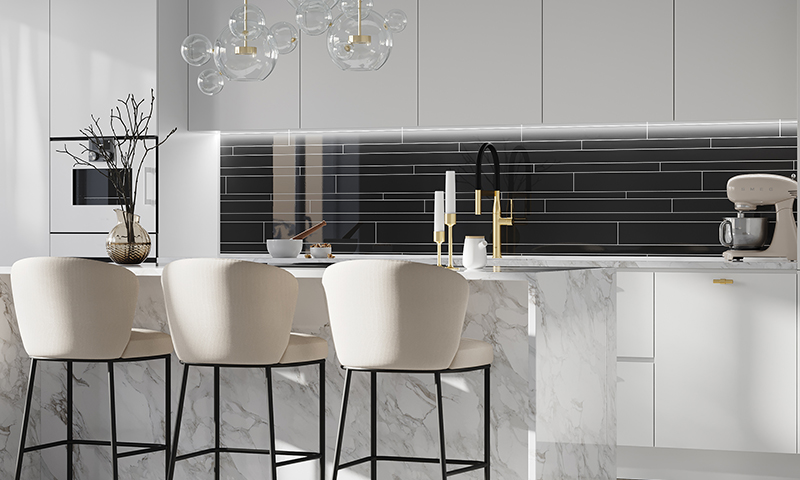 Moderne kjøkken med marmorøy, tre beige barkrakker, svart flisvegg, glasspendler og gullarmatur