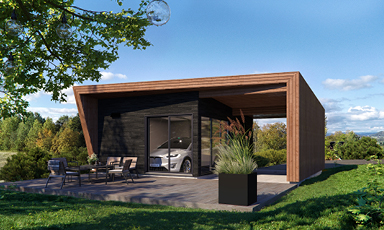 Moderne svart trehus med trekasse-ramme, sølvfarget bil i carport, møblert terrasse og grønt gress.